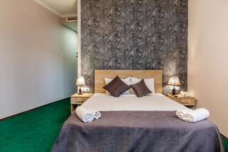 Отель Hotel Marlyn Тбилиси Двухместный номер Делюкс с 1 кроватью и балконом-1