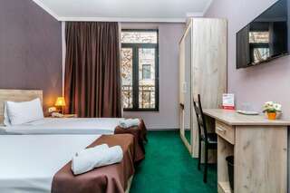 Отель Hotel Marlyn Тбилиси Двухместный номер с 2 отдельными кроватями и видом на город-1