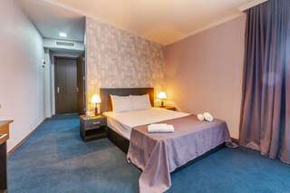 Отель Hotel Marlyn Тбилиси Номер Делюкс с кроватью размера «king-size»-1