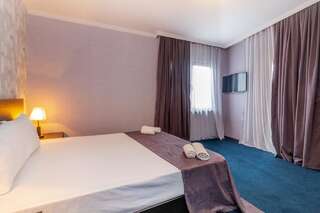 Отель Hotel Marlyn Тбилиси Номер Делюкс с кроватью размера «king-size»-2