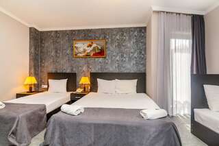 Отель Hotel Marlyn Тбилиси Семейный номер с балконом-2