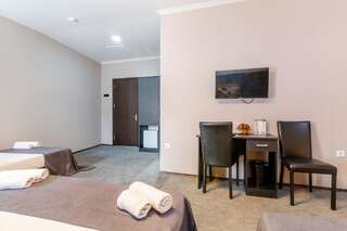Отель Hotel Marlyn Тбилиси Семейный номер с балконом-5