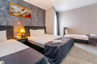 Отель Hotel Marlyn Тбилиси Семейный номер с балконом-6