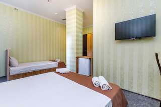 Отель Hotel Marlyn Тбилиси Стандартный трехместный номер-1